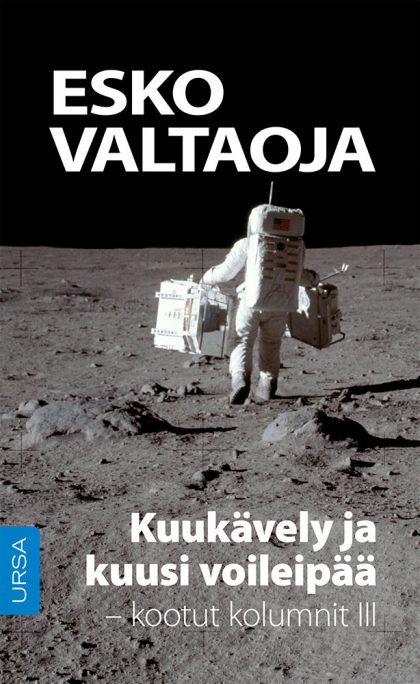 Astronautti kävelee Kuun pinnalla kantamuksien kanssa poispäin.